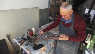 "Bizden sonra bu iş biter" dedi: Babasından kalan 85 yıllık makineyle mesleği yaşatıyor