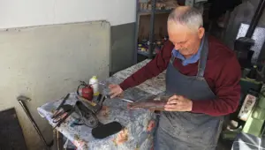 "Bizden sonra bu iş biter" dedi: Babasından kalan 85 yıllık makineyle mesleği yaşatıyor