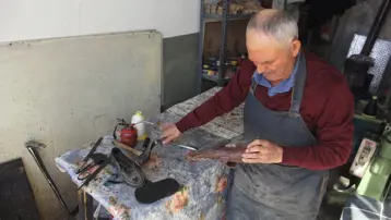 "Bizden sonra bu iş biter" dedi: Babasından kalan 85 yıllık makineyle mesleği yaşatıyor