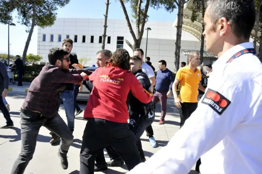 Galatasaray'a havalimanında taraftarlardan tepki 6