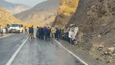 Kayganlaşan yolda minibüs takla attı: 4 yaralı