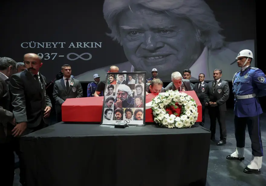 Cüneyt Arkın'ı binlerce kişi gözyaşlarıyla uğurladı 36 Cüneyt Arkın'ı binlerce kişi gözyaşlarıyla uğurladı 36