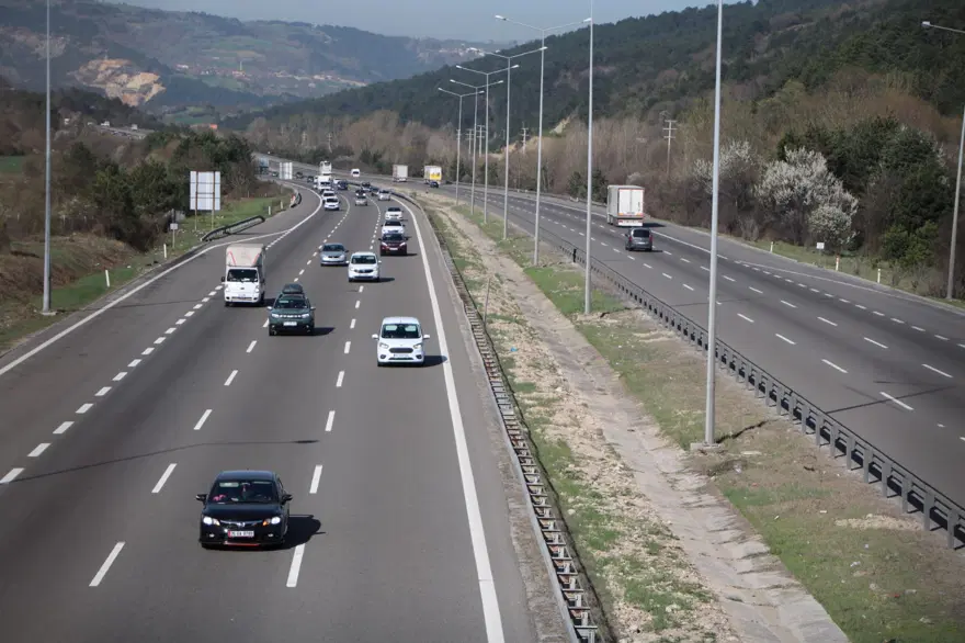 Bolu geçişinde bayram trafiği yoğunluğu azaldı 6 Bolu geçişinde bayram trafiği yoğunluğu azaldı 6