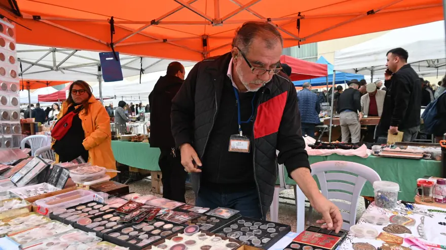 Pazar tezgahında para satıyor: 54 sene biriktirdi şimdi alıcı bekliyor 3
