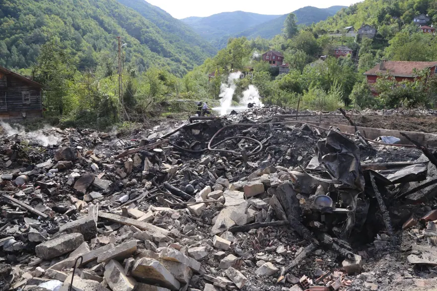 Enkaz başında nöbet (5 yavrusunu kaybetti) 5