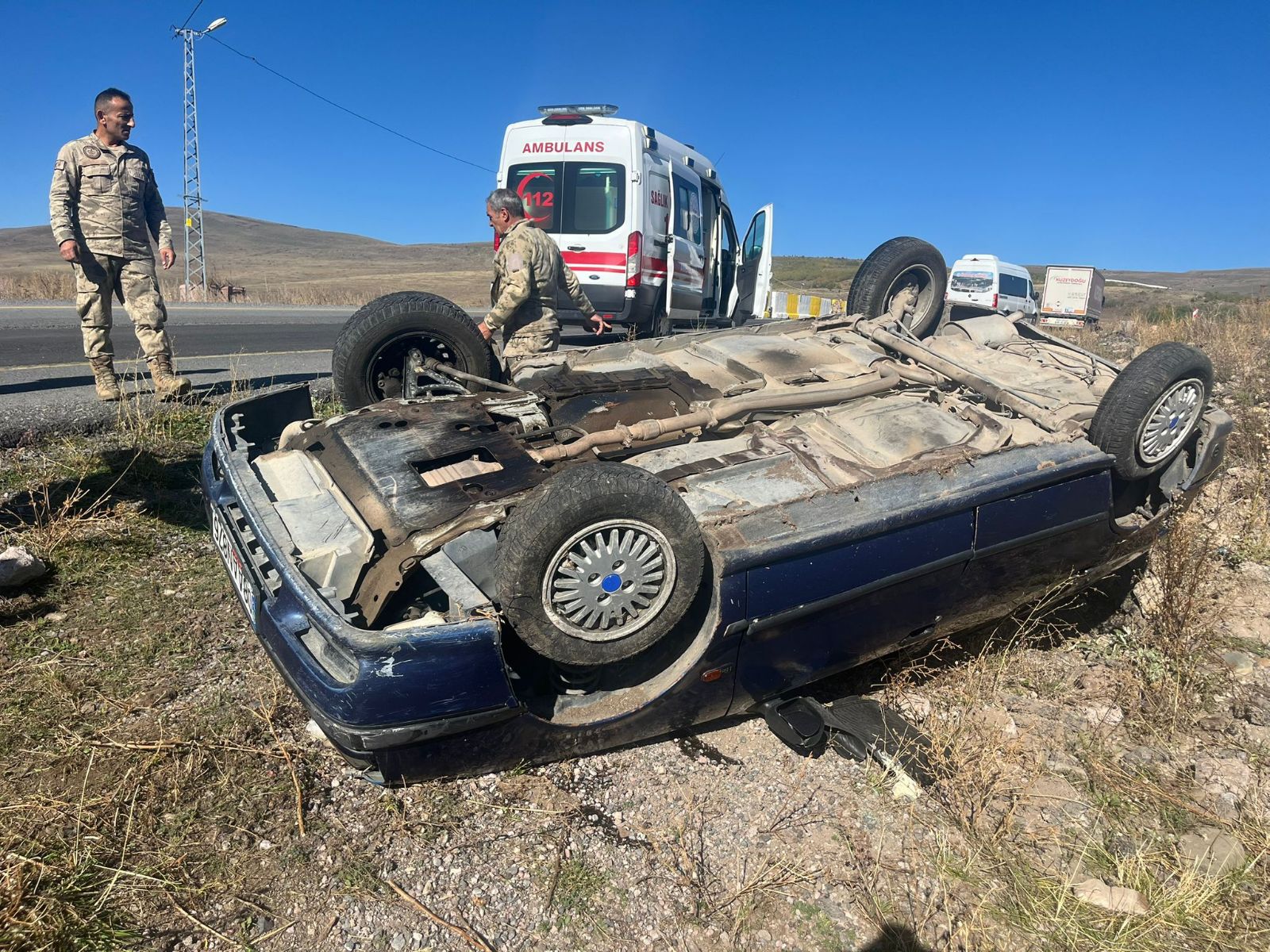 Ardahan'da kontrolden çıkan otomobil devrildi: Dört yaralı