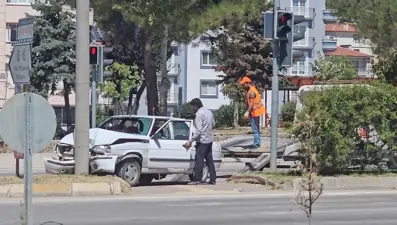 Sinop'ta otomobil aydınlatma direğine çarptı: 1 yaralı