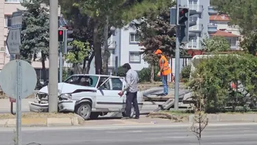 Sinop'ta otomobil aydınlatma direğine çarptı: 1 yaralı