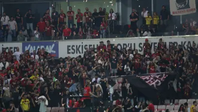 'Şampiyonluk Gecesi' kutlamalarında taraftar kıvılcımlar içinde kaldı