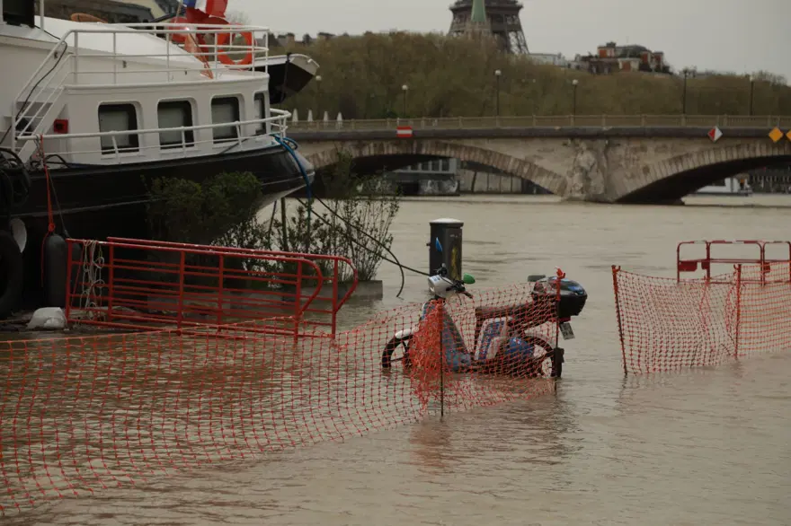 Paris'te Seine Nehri yükseldi 15