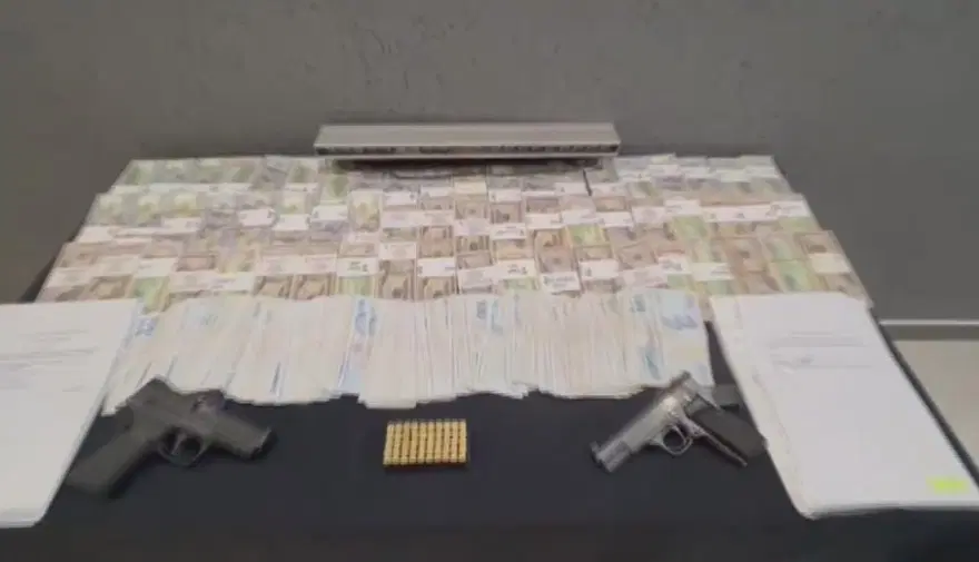 Ankara’da 65 milyon liralık vurgun yapan şebekeye operasyon(Çakarlı araçla kaçarken yakalandılar) 3 Ankara’da 65 milyon liralık vurgun yapan şebekeye operasyon(Çakarlı araçla kaçarken yakalandılar) 3