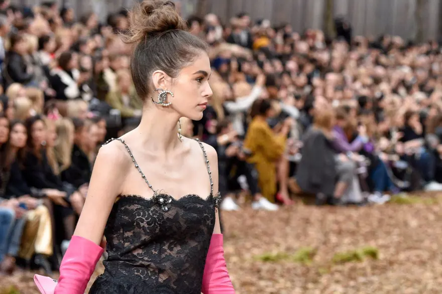 Cindy Crawford’ın 16 yaşındaki kızı Kaia Gerber reklam yüzü oldu 6