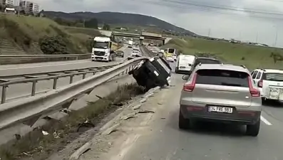 Şile Otoyolu’nda kaza:Otomobil yol ile bariyer arasında sıkıştı
