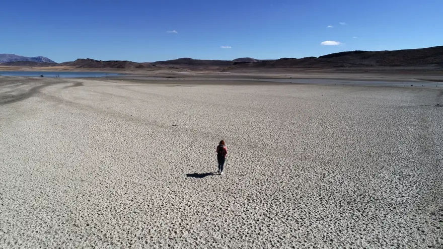 Karacalar Barajı'nın suyu 300 metre çekildi, zemin tarım arazisine dönüştü 