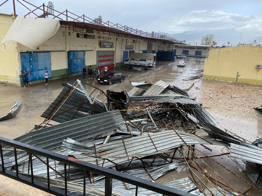 Antalya Kumluca'da kuvvetli rüzgar ve dolu: 1 ölü 12
