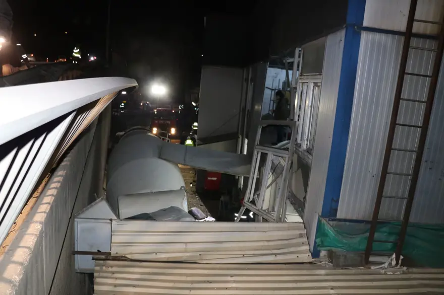 Faciadan dönüldü: Otomobile çarpan beton mikseri köprüden düştü 3