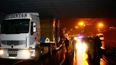 TIR alt geçide sıkıştı