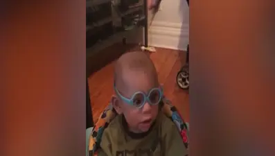 Minik bebeğin dünyayı ilk kez net olarak gördüğü an