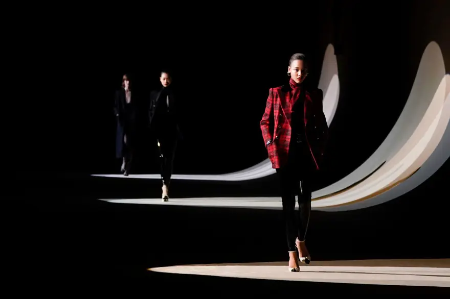 Ünlüler Paris Moda Haftası Saint Laurent defilesinde ön sıralarda 21