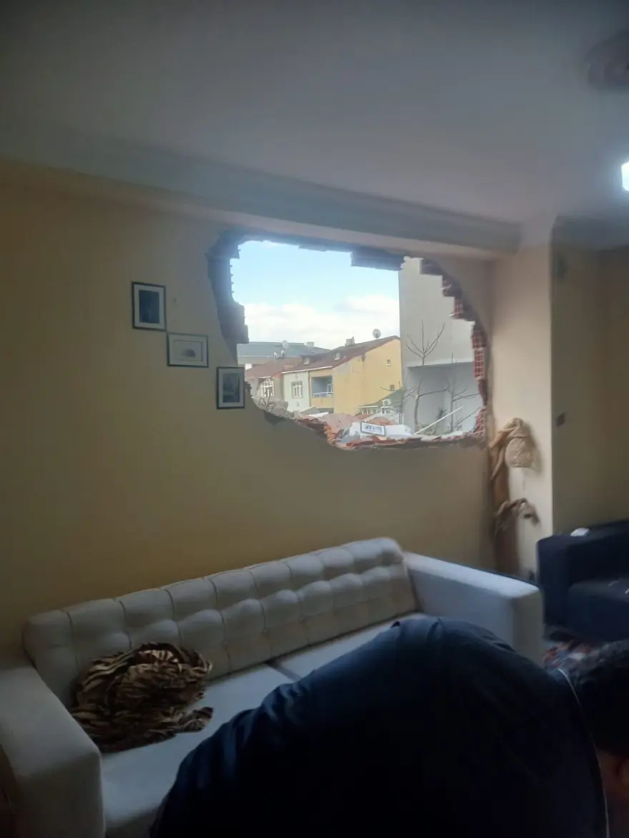 Faciadan dönüldü: Yıkım sırasında yan binanın duvarı yıkıldı 1 Faciadan dönüldü: Yıkım sırasında yan binanın duvarı yıkıldı 1