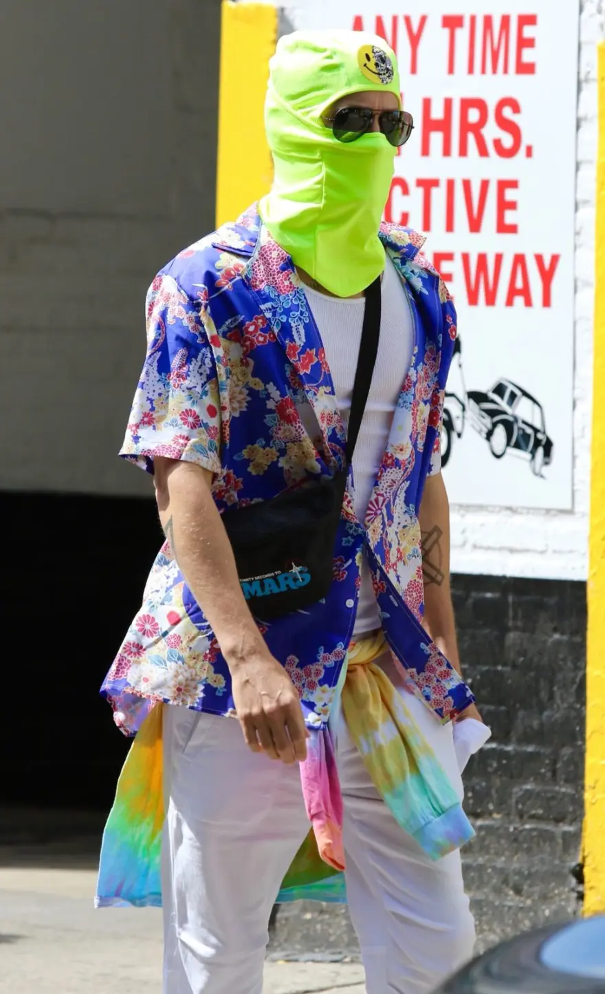 Jared Leto farklı maske tedbiriyle bile tanındı 