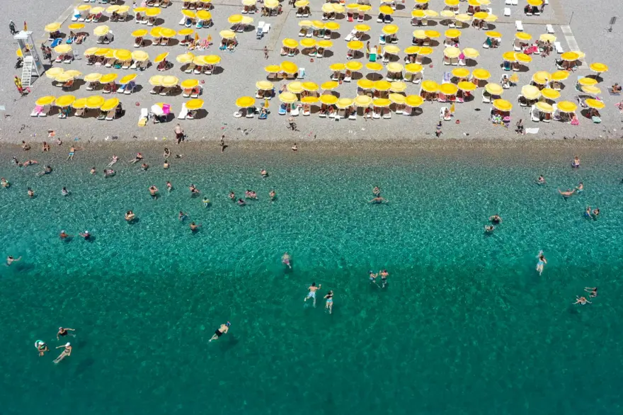 Antalya'da sıcaktan bunalan sahile koştu 9 Antalya'da sıcaktan bunalan sahile koştu 9