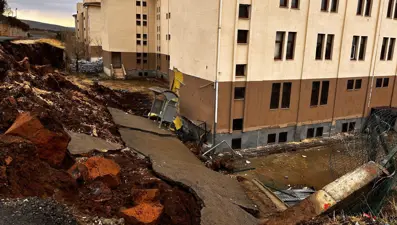 Okulun istinat duvarı çöktü, eğitime ara verildi