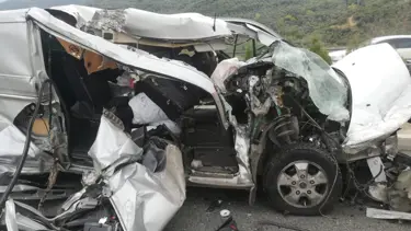 Hurdaya dönen araçtan burnu bile kanamadan çıktı