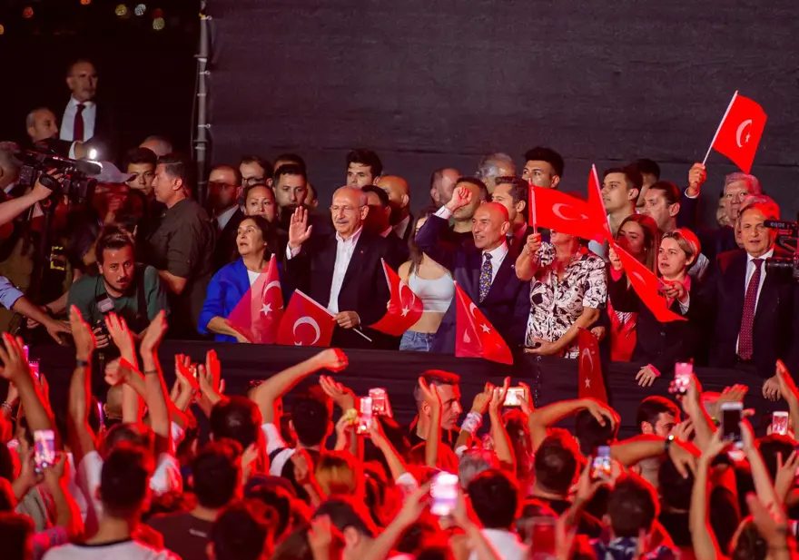 İzmir’de kurtuluş günü coşkusu: Tarkan konserine yüz binlerce kişi akın etti 31
