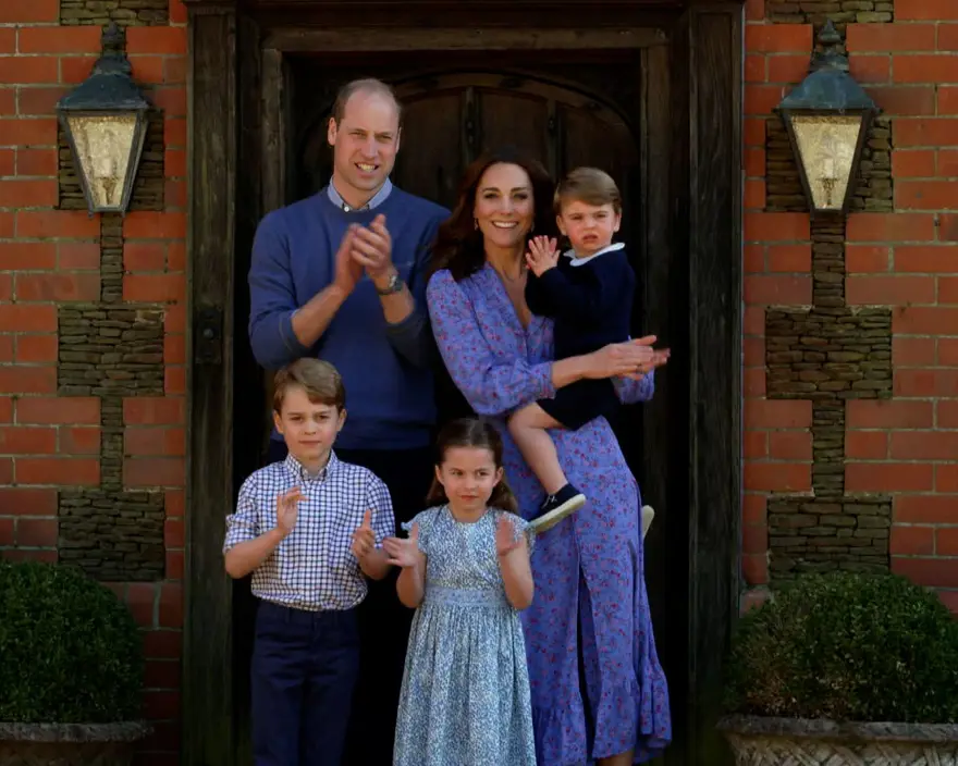 Kate Middleton ve Prens William çocuklarıyla alkış eylemine katıldı 