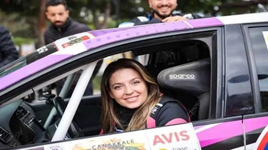 ŞAMPİYONADA YARIŞACAĞI ARAÇLA BELEDİYE BİNASINA GELDİ 2