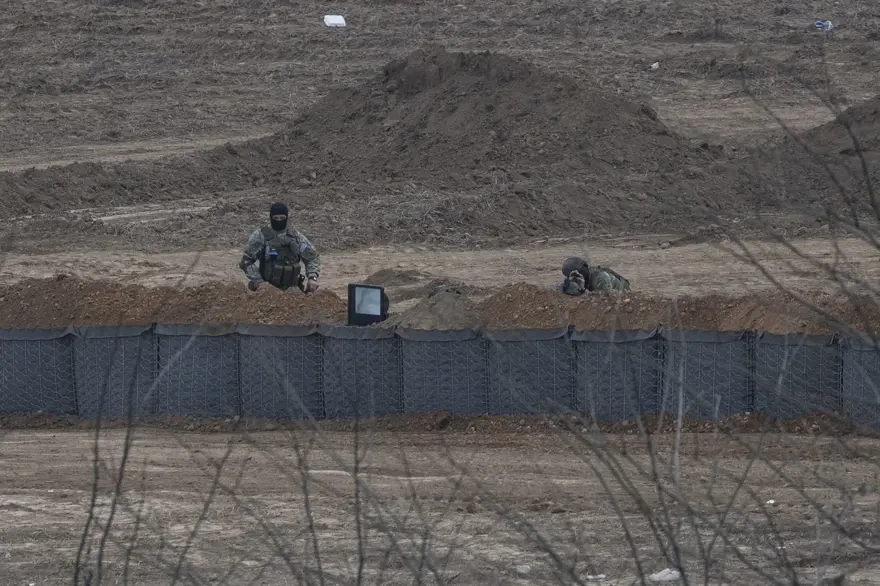 Yunanistan hudut birlikleri sınır hattına siper kazıyor 3