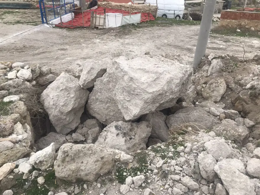 Dağdan kopan dev kayalar yerleşim yerine geldi | Fay hattının başladığı nokta 3