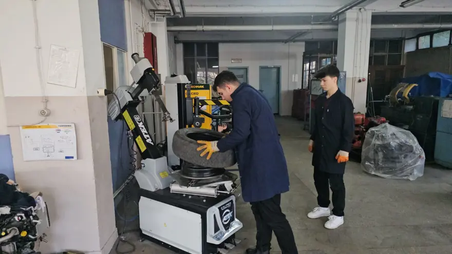 Lastik değişimi liselilerden! Hem tecrübe hem para kazanıyorlar 6