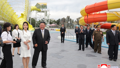 Ülkeye sokmak yasak: Kim Jong Un'un eşi lüks çantasıyla görüntülendi