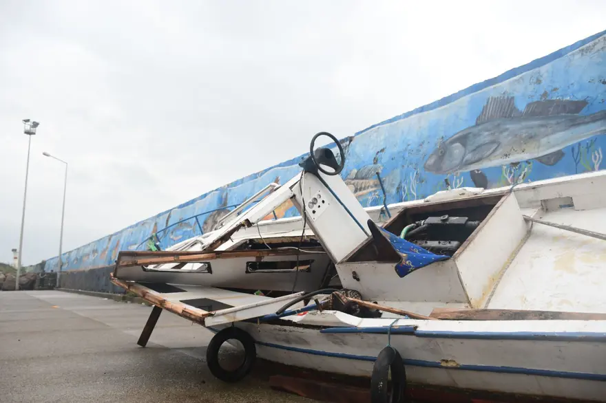 Dalgalar mendireği aştı: Tekneler hasar gördü 6