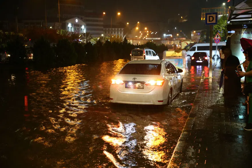Kuvvetli sağanak birçok ilde hayatı felç etti: Sele kapılan 3 kişi hayatını kaybetti, 1 bebek kayıp 19