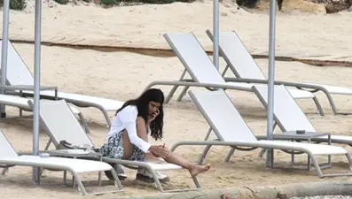 Tuba Büyüküstün'ün plaj stili: Bot ve ceket