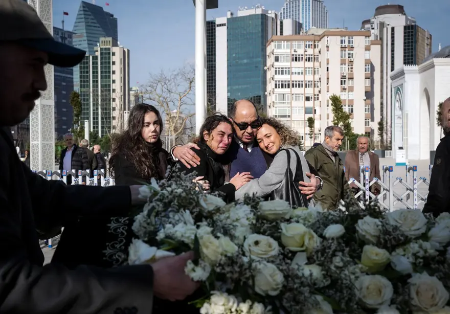 Yangın faciasında hayatını kaybeden eşi ve kızlarını son yolculuğuna uğurladı | Acılı baba: Devletimiz gereğini yapacaktır 6