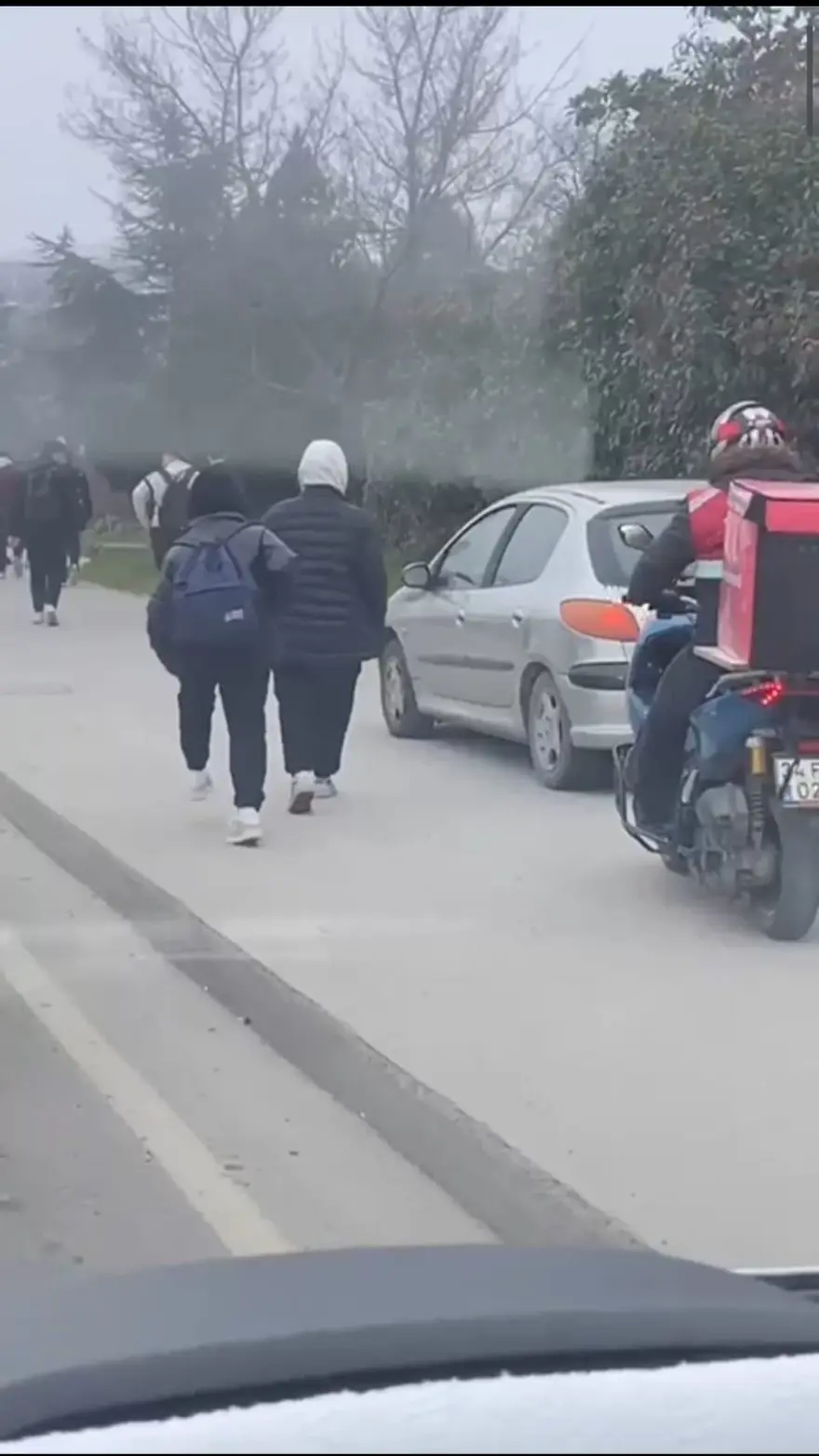 Cadde yerine kaldırımdan gitti yayalardan yol istedi 2