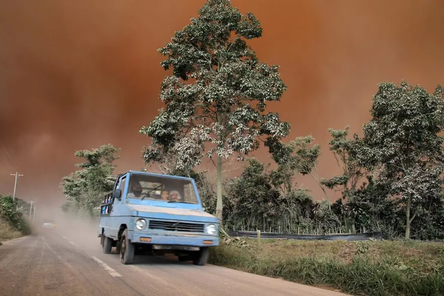 Sinabung binlerce kişiyi evinden etti 13