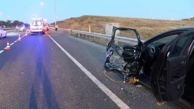 Emniyet şeridinde aracından inen sürücüye minibüs çarptı