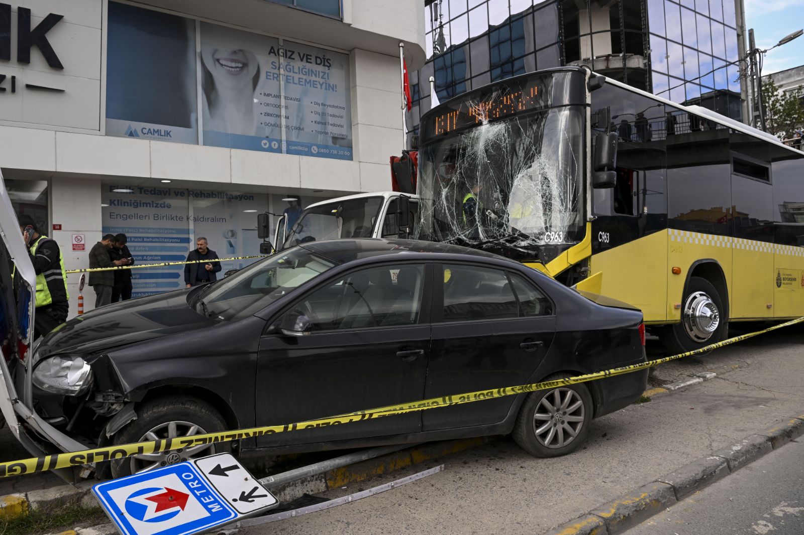 Kaza anı kamerada: Otobüsü motorcunun üzerine süren İETT şoförü durağa girdi
