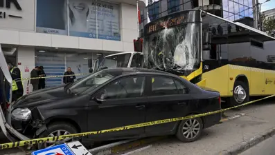 Kaza anı kamerada: Otobüsü motorcunun üzerine süren İETT şoförü durağa girdi