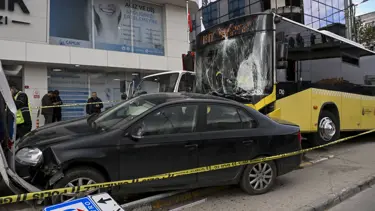 Otobüsü motorcunun üzerine süren İETT şoförü durağa girdi: 1 ölü, 4 yaralı