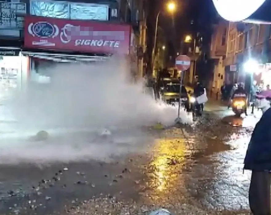 Kadıköy'de ana su şebekesi borusu patladı: 5 katlı bina tahliye edildi Kadıköy'de ana su şebekesi borusu patladı: 5 katlı bina tahliye edildi