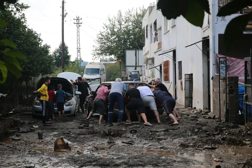 Hatay'da şiddetli sağanak: Engelli kadın tekerlekli sandalyesiyle suya kapıldı 1