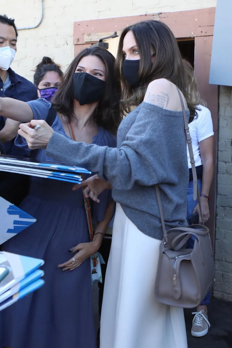 Angelina Jolie kitabını imzaladı 1 Angelina Jolie kitabını imzaladı 1