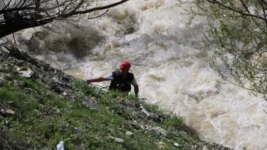 Hakkari'de dereye düşen kişi ölü bulundu