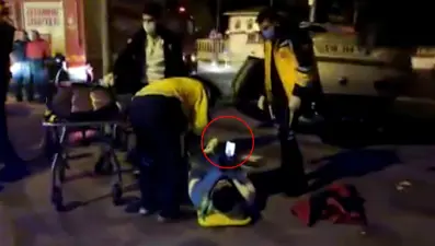 Takla atan araçtan çıktı: Hiçbir şey olmamış gibi canlı yayın yaptı